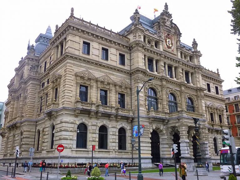 La Diputación Foral de Bizkaia crea un programa de mintzapraktika para todos los trabajadores de la Institución
