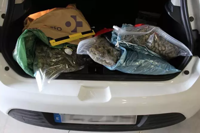 La Guardia Civil interviene 3 kilos de marihuana a un hombre vizcaíno en un control en la AP-8