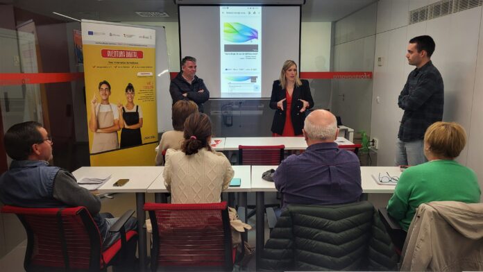 65 urtetik gorako 1.400 pertsona baino gehiagok egin dute prestakuntza ‘Abentura Digitala’ ikastaroen bidez