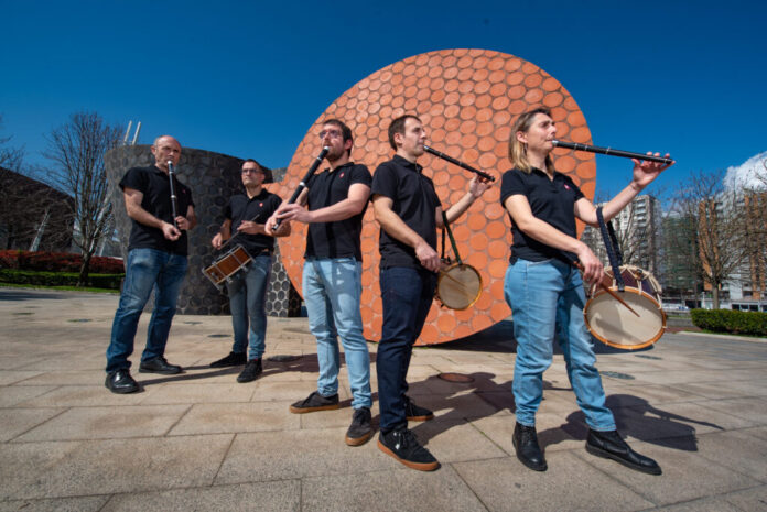 La banda municipal de txistularis de Bilbao cierra la temporada en el Palacio Euskalduna con un espectáculo de circo y música