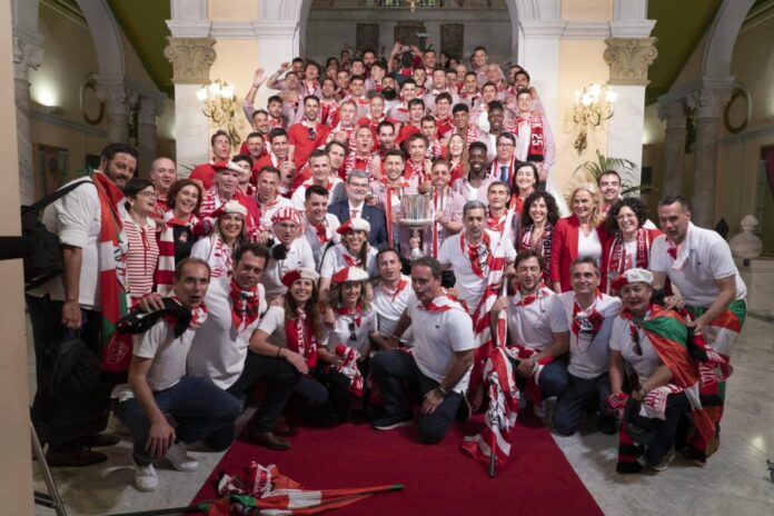 “TXAPELDUNAK, TXAPELDUNAK!!!”