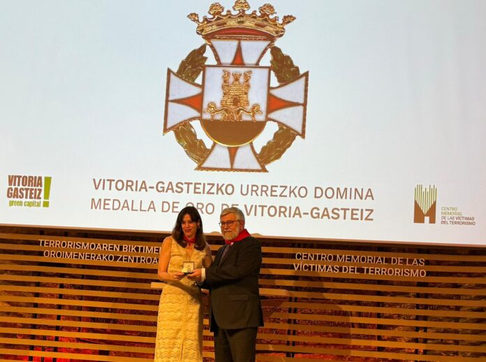 Alfredo Retortillo eta Alberto Alonso, Terrorismoaren Biktimen Oroimenezko Zentroari Gasteizko Urrezko Dominako ekitaldian