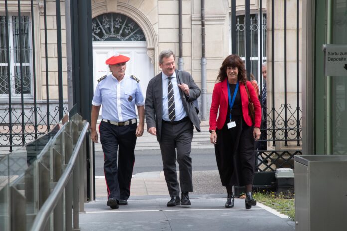 Bizikidetza demokratikoa, askatasuna eta herritarren bizimodu lasaia bermatzea denon helmuga dela azpimarratu du Zupiria sailburuak Legebiltzarrean