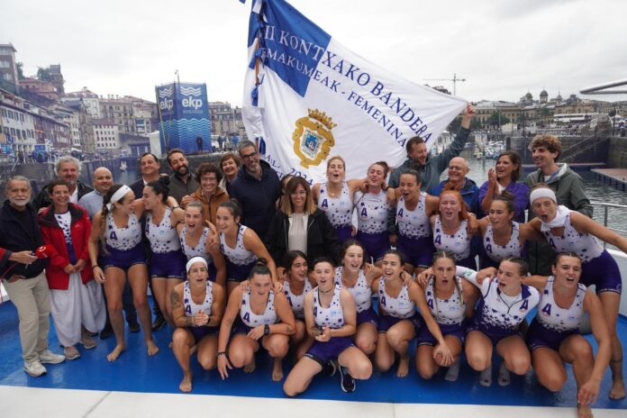 Amaia Barredok eta Eneko Goiak garaikurrak eta Kontxako Bandera eman dizkiete Arraun Lagunak eta Urdaibaiko tripulazioei