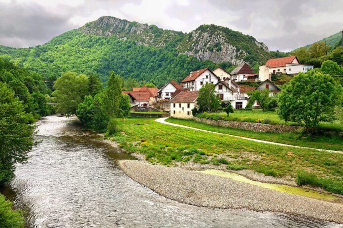 Abuztua beroa eta hezea izan da