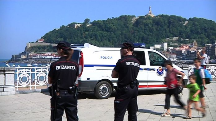 Tres detenidos en Donostia por utilizar en varios establecimientos una tarjeta bancaria sustraída