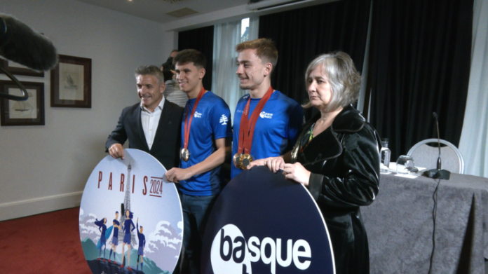 Iñigo Llopis eta Ander Cepas Basque Teameko kirolariek Pariseko Joko Paralinpikoetan lortutako dominak aurkeztu dituzte etxean