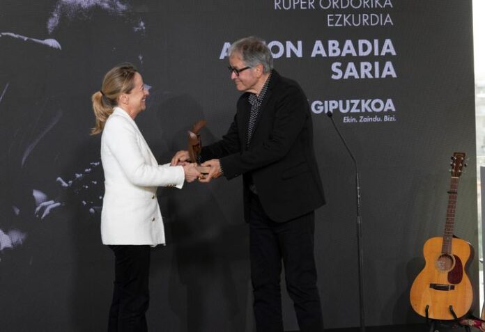 Ruper Ordorika recibe el premio Abadia Saria