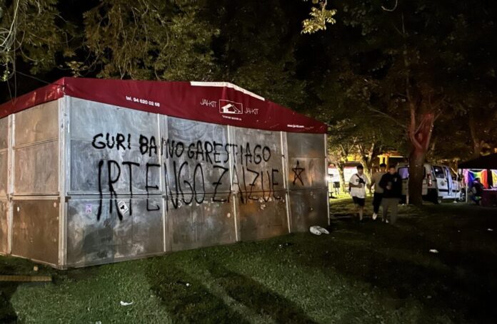 La txozna del PNV de las fiestas de Eibar también amaneció con pintadas