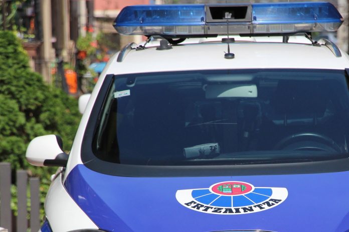 Arrojan medio kilo de hachís por la ventanilla de un vehículo al ser interceptados por la Ertzaintza en Santurtzi