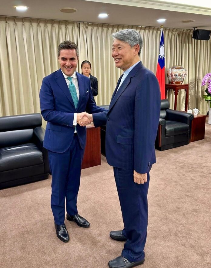 Mikel Jauregi sailburuaren bilera Taiwango Errepublikako Ekonomia Gaietarako ministroarekin, J.W. Kuo