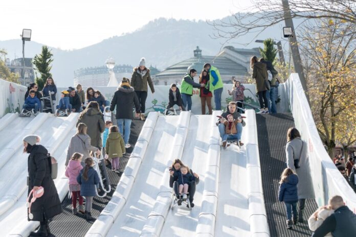 El Ayuntamiento de Bilbao inicia el montaje de la pista de patinaje, el tobogán de hielo sintético, la carpa de actividades infantiles y el Mercado Navideño