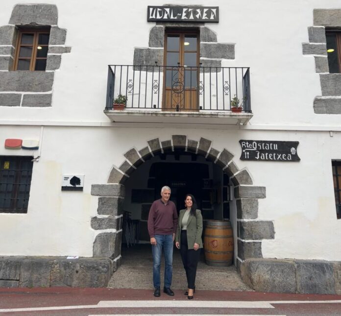 La diputada de Movilidad, Turismo y Ordenación del Territorio visita Alkiza, siguiendo con la ronda de escucha activa