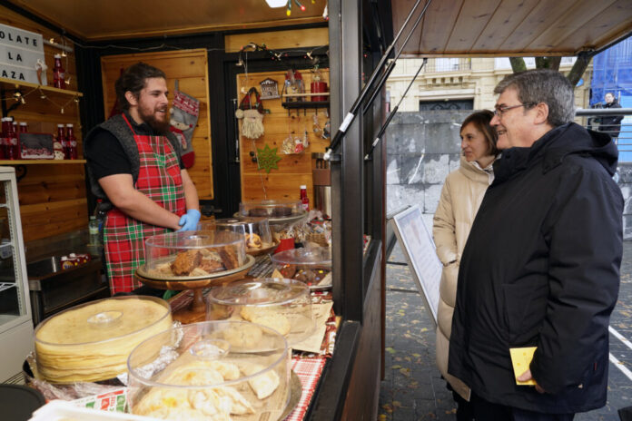 El Alcalde de Bilbao visita el Mercado de Navidad en apoyo al comercio local