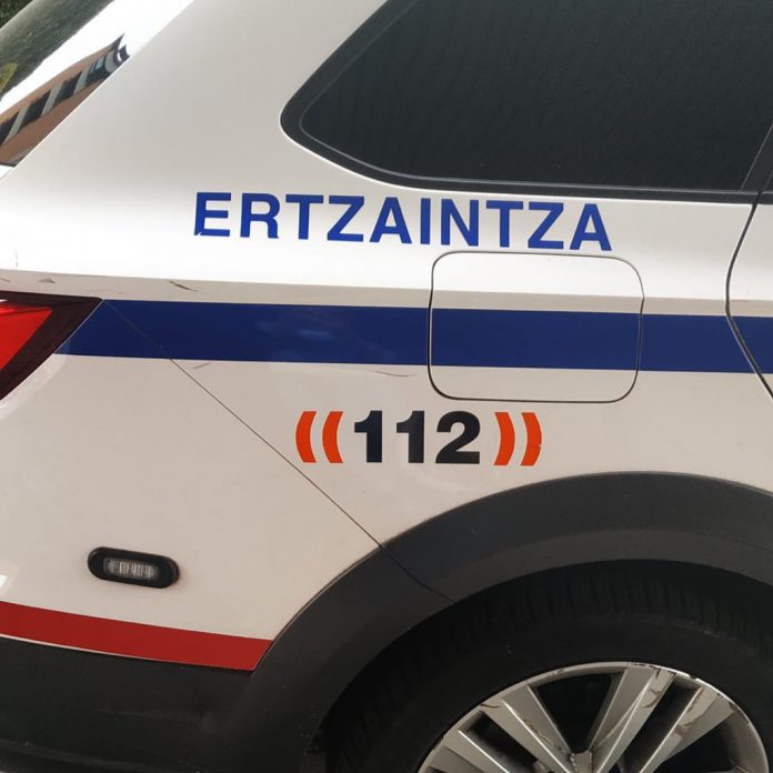 El juzgado retira la patria potestad al ertzaina que amenazó con un cuchillo a su mujer e hijas y cambió de sexo en el Registro Civil