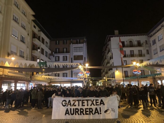«Gaztetxea Aurrera!» Manifestación en Zarautz en defensa del «derecho a la crítica política»