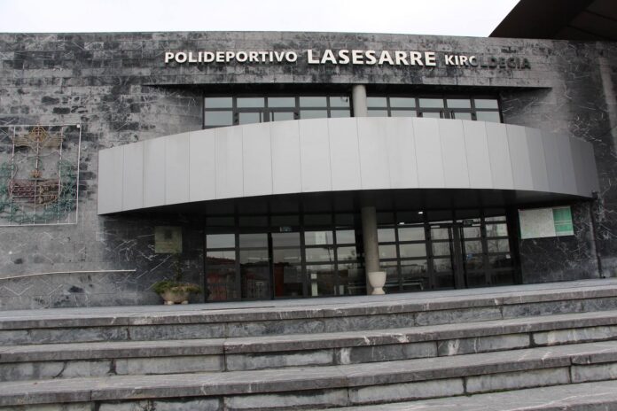 Lasesarreko barruko igerilekuak berriro irekiko dira, Eusko Jaurlaritzak gutxieneko zerbitzu berriak agindu ondoren