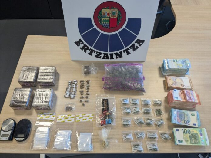 Dos personas detenidas en Getxo por traficar con hachís y marihuana