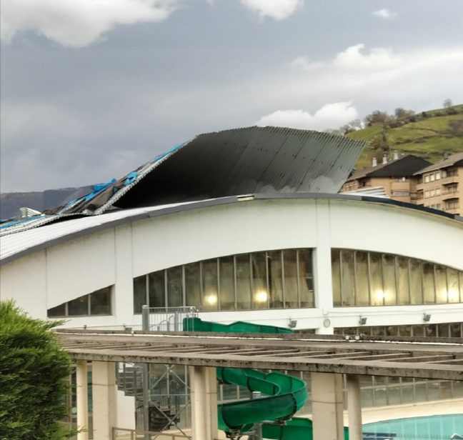Las fuertes rachas de viento arrancan parte del tejado del polideportivo Agorrosin de Bergara