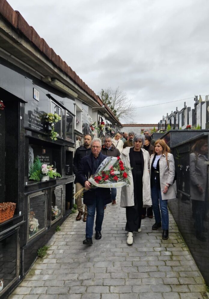 Asensio participa en la ofrenda floral del 23 aniversario del asesinato del socialista Juan Priede a manos de ETA