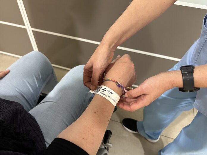 Los pacientes de Osakidetza cuyo idioma preferente sea el euskera tendrán el símbolo «e» en su pulsera