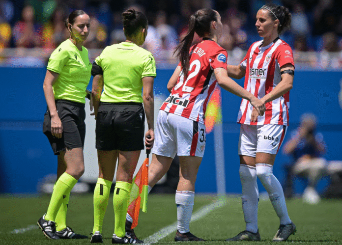 Laida Balerdi juega sus primereos minutos con el Athletic Club