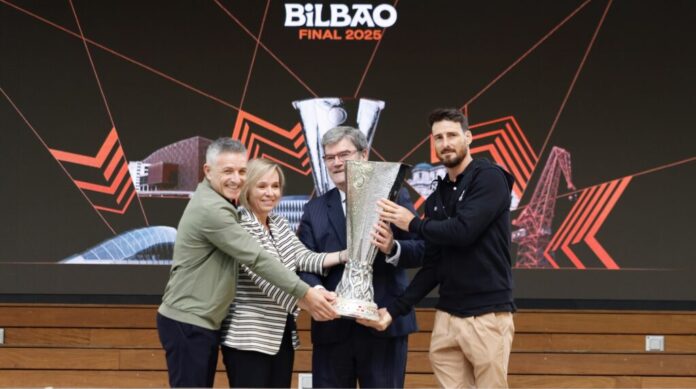 Inaugurado en el Arenal bilbaíno el Fan Festival de la final de la UEFA Europa League con presencia de las tres instituciones y Aritz Aduriz
