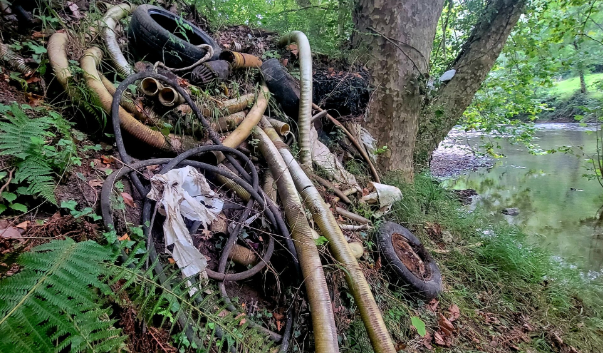 Eguzki exige la retirada de las toneladas de basura vertidas al río Urola a su paso por Zumaia