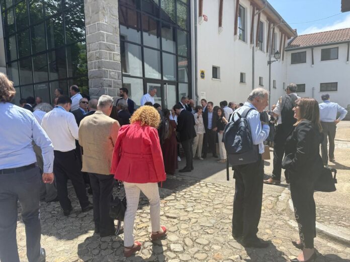 Amaia Barredok Arkautiko Ereduzko Etxaldea erakutsi dio Txileko enpresa ordezkaritzari