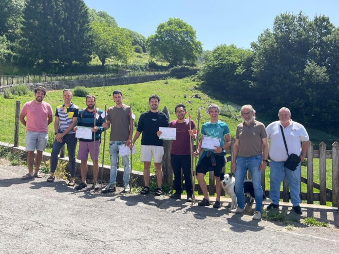 Raimundo Ruiz de Escuderok akreditazioak eman dizkie ardi eta ahuntz esnearen ikastaro trinkoko 2024-2025eko ikasleei