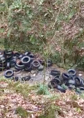 Eguzki denuncia el vertido de más de 150 cubiertas en la regata Kontzekal de Asteasu