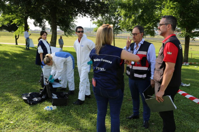 Así realiza la Ertzaintza un simulacro de una catástrofe aérea