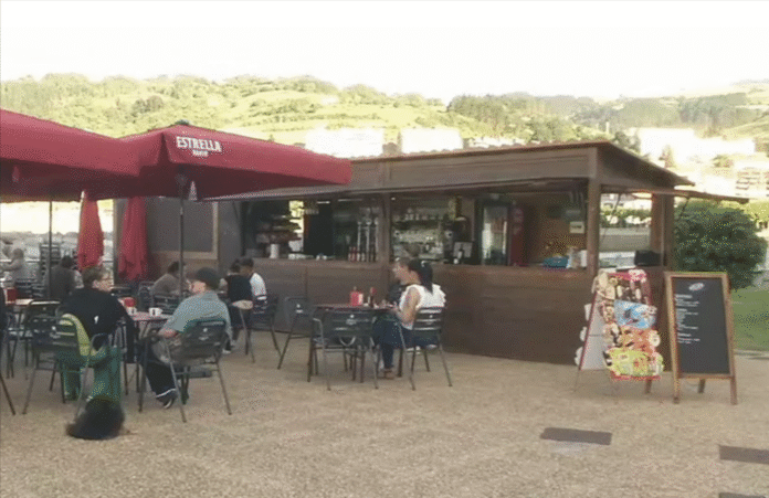 El gerente del chiringuito en el que se sirvió detergente a un joven reconoce que fue un «accidente»