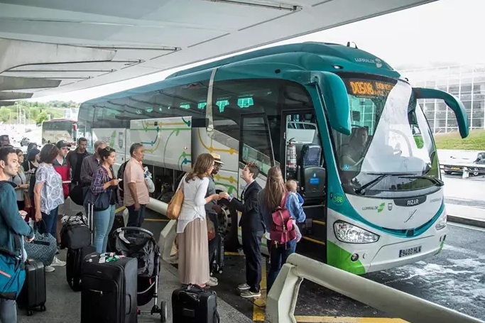 Lurraldebus amplía las conexiones con los aeropuertos de Hondarribia y Bilbao este verano