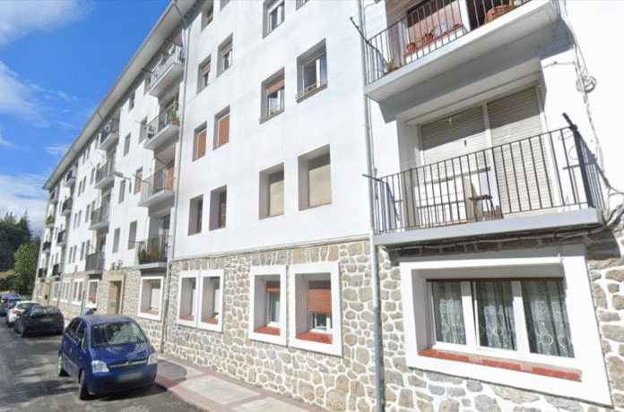 Un herido en un incendio desatado en los bajos de un edificio en Arrasate