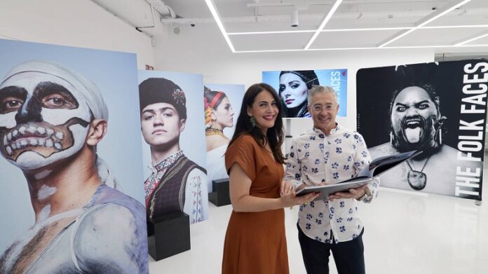 The Folk Faces argitalpenak bost kontinenteetako folklorearen «aurpegiak eta arimak» bildu ditu