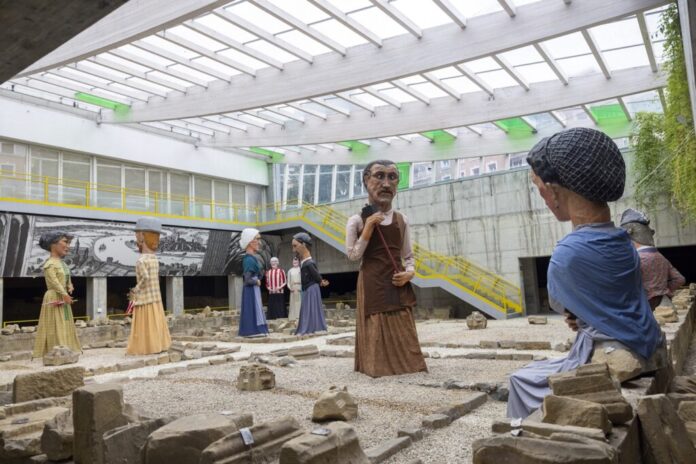 La exposición ‘Gigantes de Bilbao’ abre sus puertas en el Yacimiento de la Plaza de Corazón de María