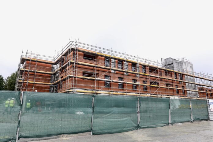 Hasitako eta Amaitutako Etxebizitzei buruzko Estatistikaren txostena: 2025eko lehen seihilekoan BOE gutxiago hasi dira, batez ere ekimen pribatukoak