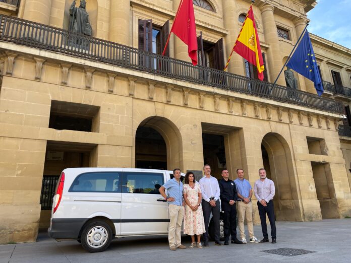 Barneko zuzendaritzak ibilgailu bat utzi dio Ukrainako Polizia Nazionalari agenteen senideak ebakuatzeko