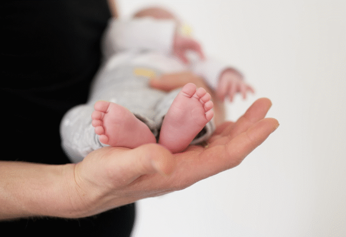 PSOE y Sumar pactan ampliar los permisos por nacimiento y cuidado infantil