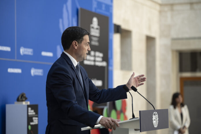 Imanol Pradalesek zientzia gizartera hurbiltzera dei egin du, populismoen eta albiste faltsuen uholdea gelditzeko