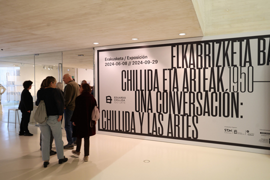 Chillida eta arteak erakusketako diseinu grafikoa saritu dute