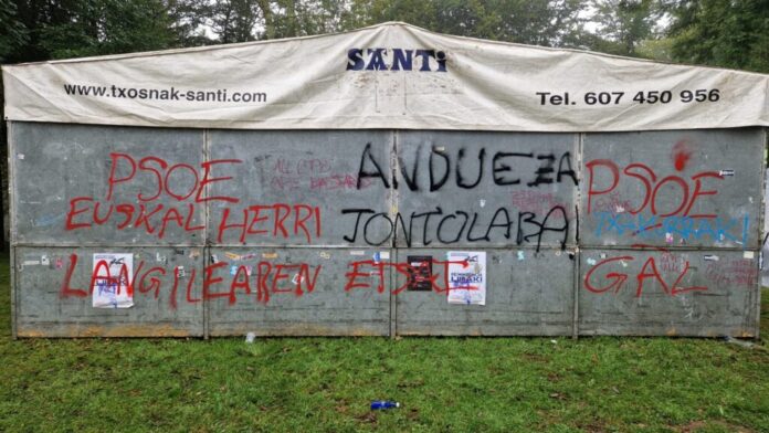 Pintadas en la txosna socialista de Eibar