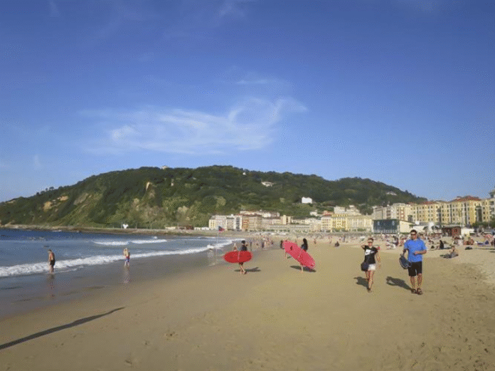 EH Bildu ve «necesaria» una nueva distribución para el baño y el surf en la playa donostiarra de la Zurriola