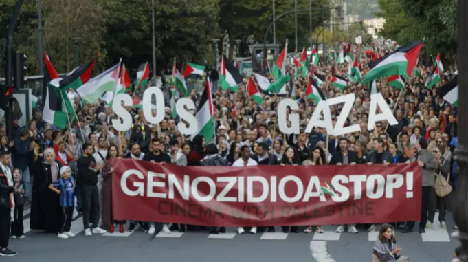 Multitudinaria manifestación en apoyo a Palestina durante el Festival de San Sebastián