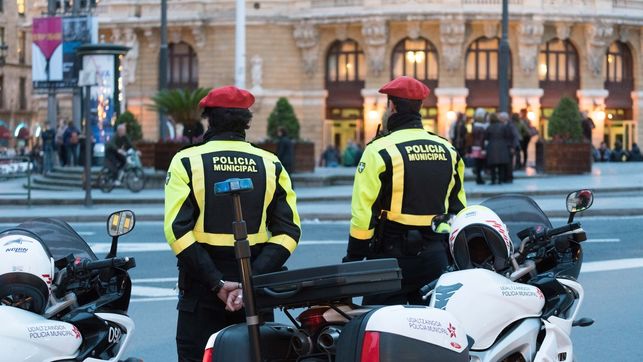 La Policía Municipal de Bilbao lleva a cabo una campaña de vigilancia y control de licencias de taxis y vehículos VTC