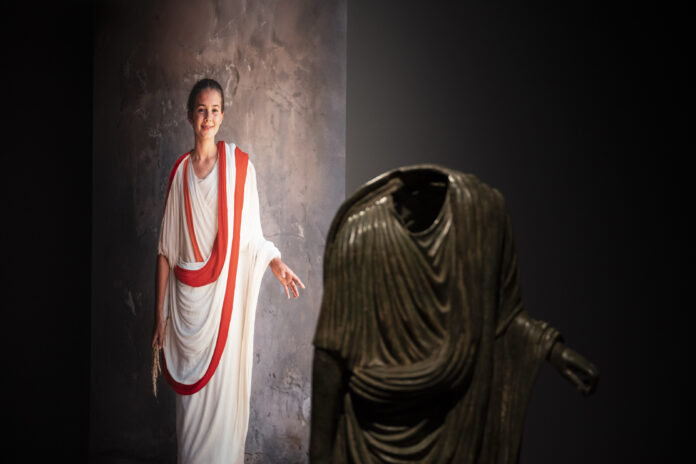 Estatuagintza klasikoko bi adituk baieztatzen dute ‘Pompeloko togadoaren’ eskulturak benetan neska erromatar bat irudikatzen duela