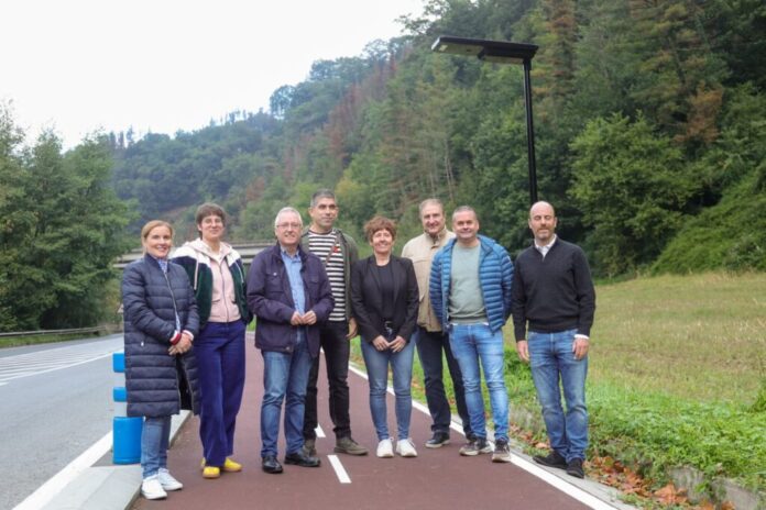 Sostenibilidad instala 54 farolas solares en el bidegorri entre Ikaztegieta y Legorreta