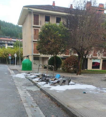 El Ayuntamiento de Aretxabaleta denuncia la quema de 53 contenedores en lo que va de año