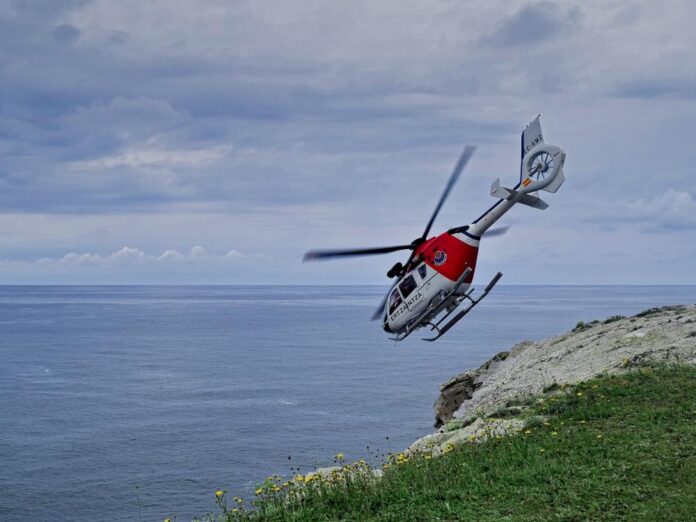 Un helicóptero de la Ertzaintza rescata a una mujer desorientada en el Flysch de Zumaia